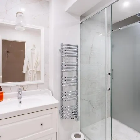 Elegant And Tranquil 1 Bed Parasian Gem